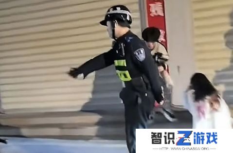 百万网红帮女友涨粉300万，不料反被送“青青草原”，街头怒骂引热议