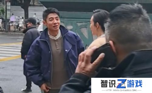 撒贝宁与王鸥现身福州，众明星齐聚太热闹，现场吃地道美食直夸赞
